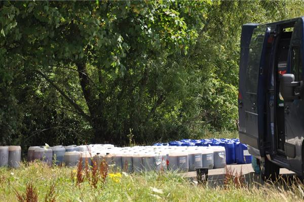 Meer dan 100 vaten met drugsafval gedumpt langs rivier Berwijn in Voeren